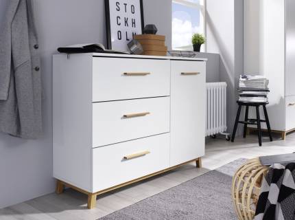 Comoda cu 1 usa si 3 sertare CARLSSON 116x89x42cm alb alpin, manere si picioare stejar